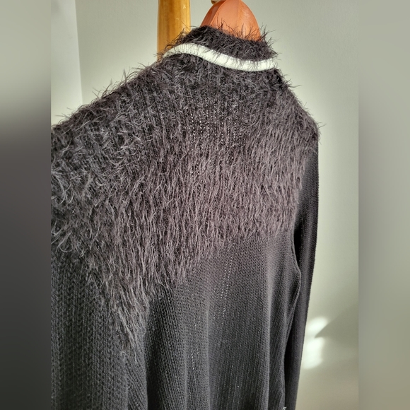CANDIE'S | Black & White Shrug Sweater Size L - Picture 10 of 14